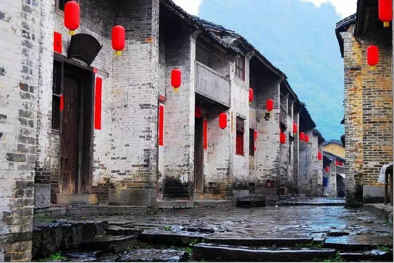 无营运许可证!山东籍大巴司机载40余乘客“冲关”被警方成功拦截,司机被控制